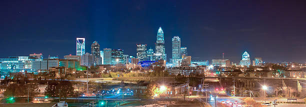 Skyline von uptown Charlotte, North Carolina in der Nacht. – Foto