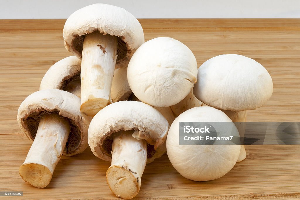 ホワイト champignons 、木製ボード - おやつのロイヤリティフリーストックフォト