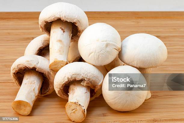 ホワイト Champignons 木製ボード - おやつのストックフォトや画像を多数ご用意 - おやつ, オーガニック, クローズアップ