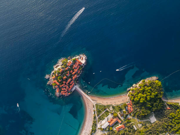 widok z lotu ptaka na wyspę świętego stefana, montnegro - montenegro kotor bay fjord town zdjęcia i obrazy z banku zdjęć