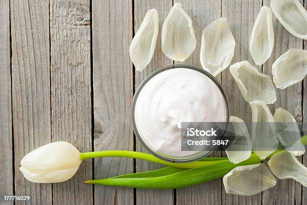 Crema Idratante - Fotografie stock e altre immagini di Aromaterapia - Aromaterapia, Barattolo di vetro, Beige