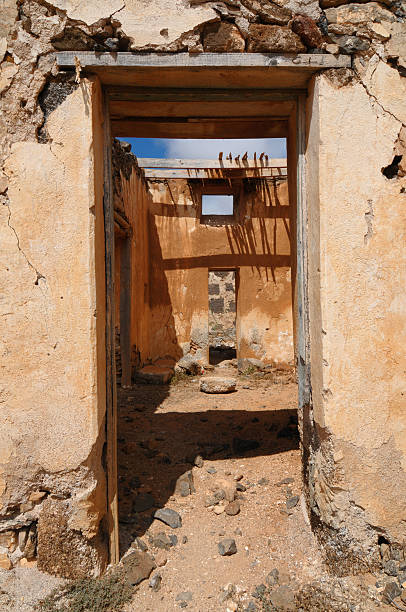 istock Abandoned house in the desert 177716140