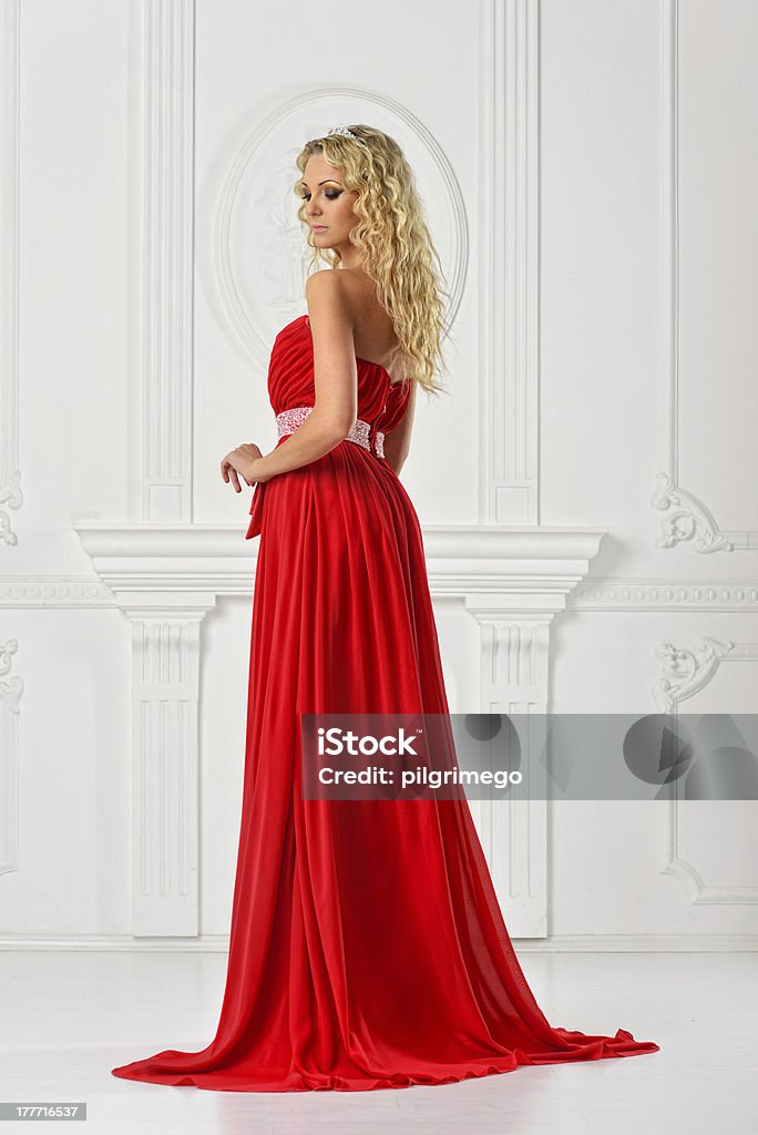 Bella Donna in rosso vestito lungo. - Foto stock royalty-free di Abbigliamento formale