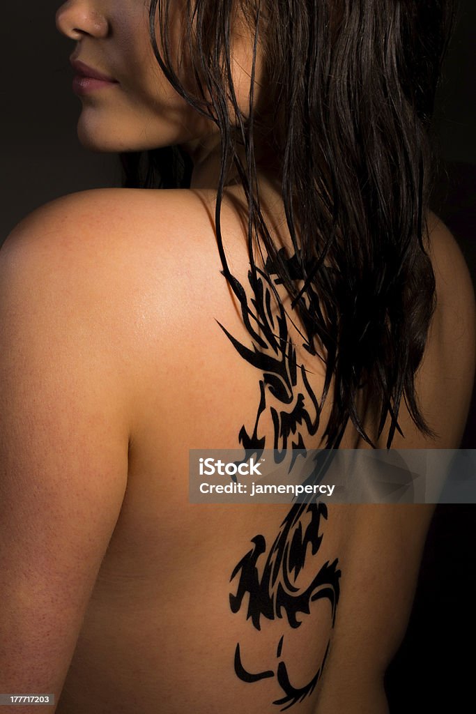 Ragazza con il tatuaggio del drago - Foto stock royalty-free di A petto nudo