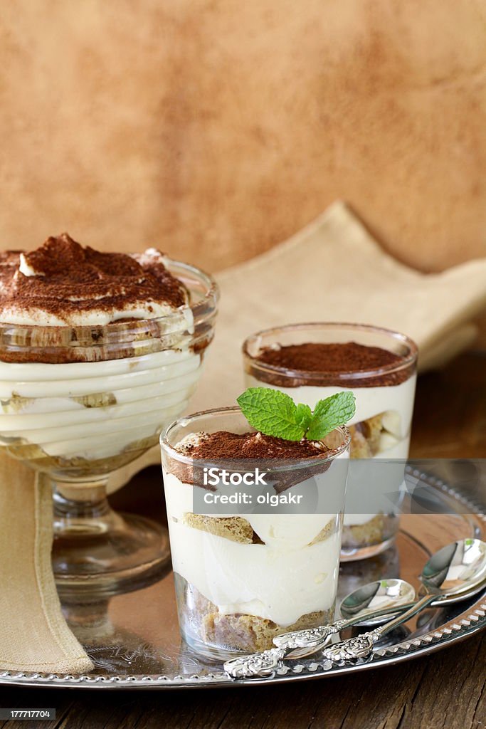 Italiano tradicional sobremesa-tiramisu em um copo Proveta de Laboratório - Foto de stock de Alimentação Não-saudável royalty-free