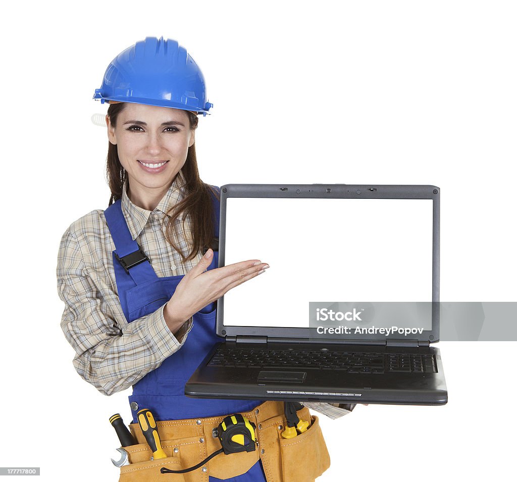 Operaio femminile mostrando computer portatile - Foto stock royalty-free di Computer portatile