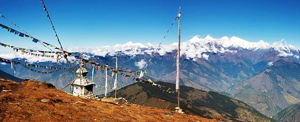 panoramatic vista di langtang per ganesh himal - ganesh himal foto e immagini stock