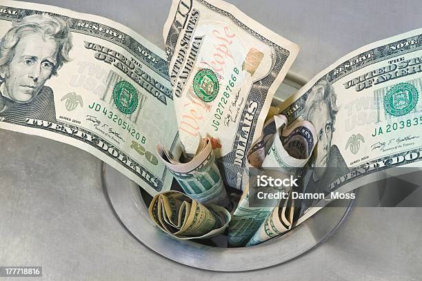 Photo libre de droit de Money Down The Drainexpression Anglosaxonne banque d'images et plus d'images libres de droit de Monnaie - Monnaie, Money down the drain - Expression anglo-saxonne, Perte