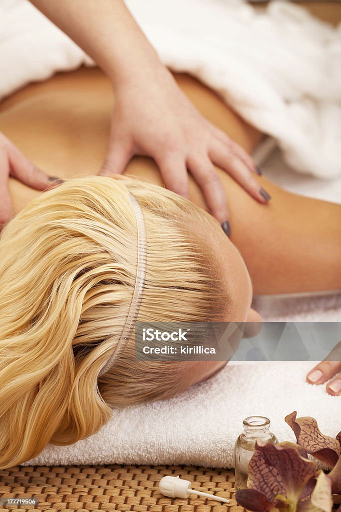 Massage und Aromatherapie - Lizenzfrei Alternative Behandlungsmethode Stock-Foto