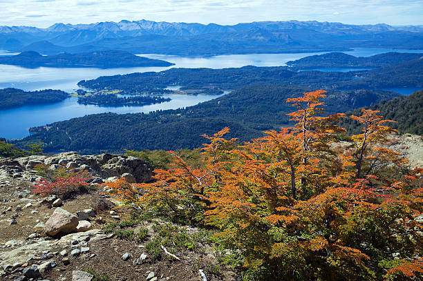 秋の山々のタムワースビレッジ - bariloche argentina andes autumn ストックフォトと画像