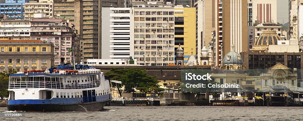 Traghetto con edifici di Rio de Janeiro - Foto stock royalty-free di Ambientazione esterna