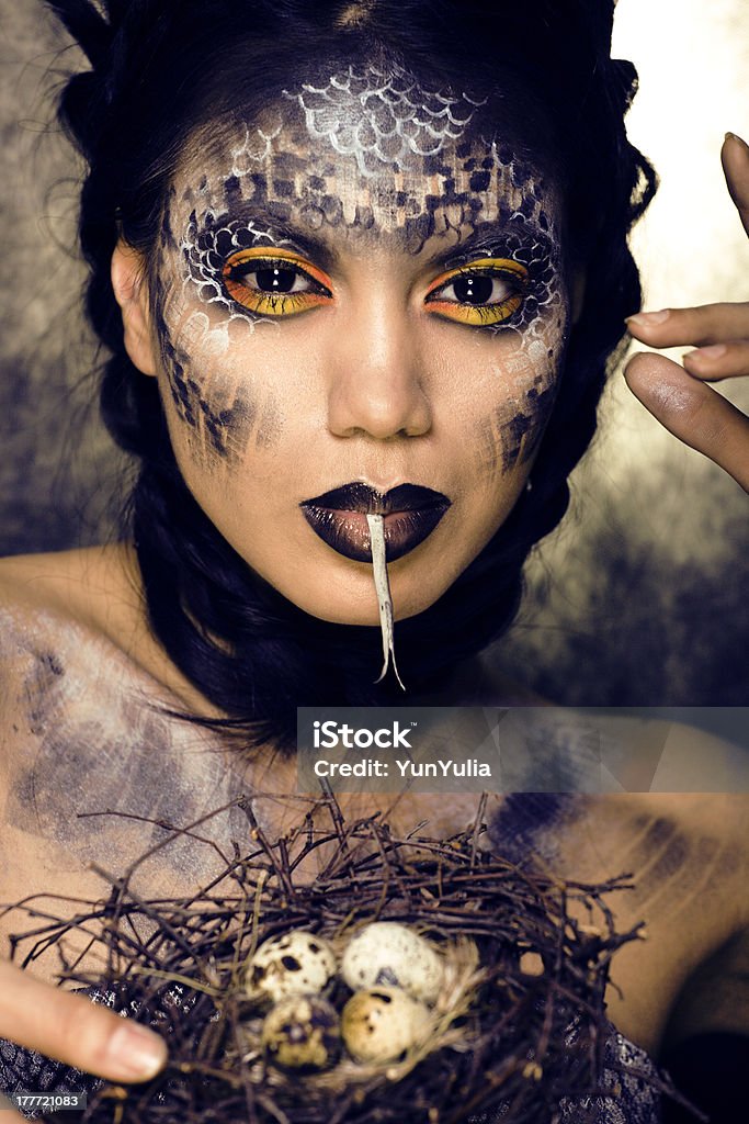 Giovane donna con make-up creativo, come un serpente - Foto stock royalty-free di Adulto