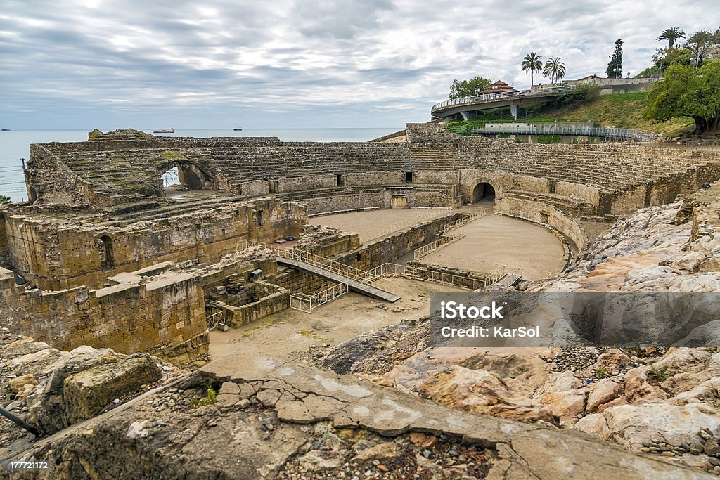 Rovine dell'antico anfiteatro a Tarragona, Spagna - Foto stock royalty-free di Anfiteatro