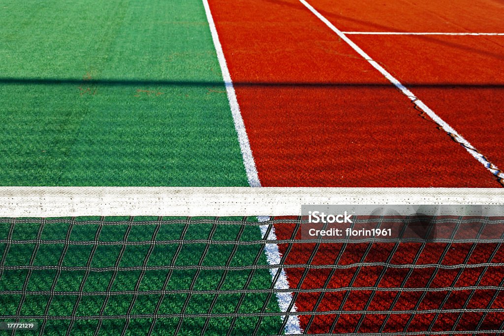 Sintetico campo sportivo per il tennis - Foto stock royalty-free di Allenamento