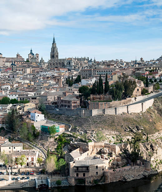 istock Cathedral of Toledo in vertical 177721262