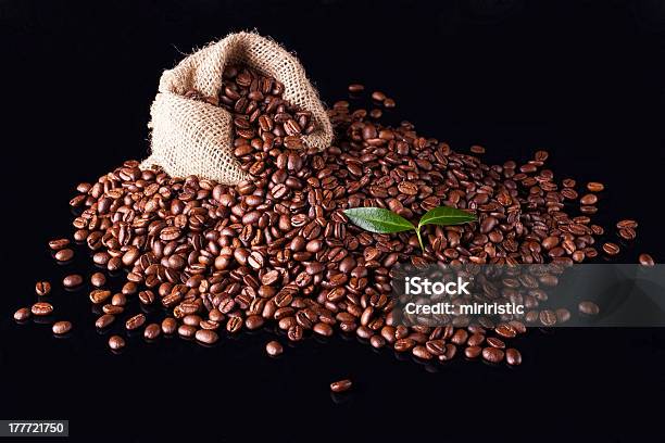 Saco De Grãos De Café Sobre Um Fundo Preto - Fotografias de stock e mais imagens de Alimentação Saudável - Alimentação Saudável, Aniagem de Cânhamo, Assado no Espeto