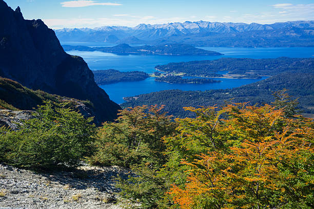 秋の山々のタムワースビレッジ - bariloche argentina andes autumn ストックフォトと画像