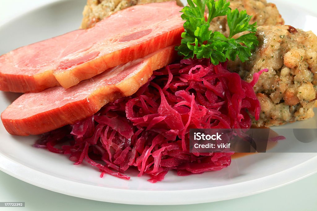 Raviolis de porc fumé avec tyrolienne et rouge kraut - Photo de Aliment libre de droits