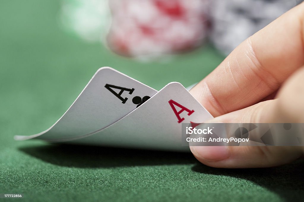 Joueur de Poker vérifiant une paire d'aces - Photo de Blackjack libre de droits