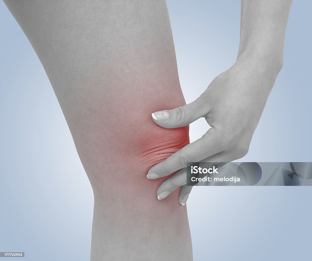 급성 통증 여성 무릎 - 로열티 프리 읽기 스톡 사진