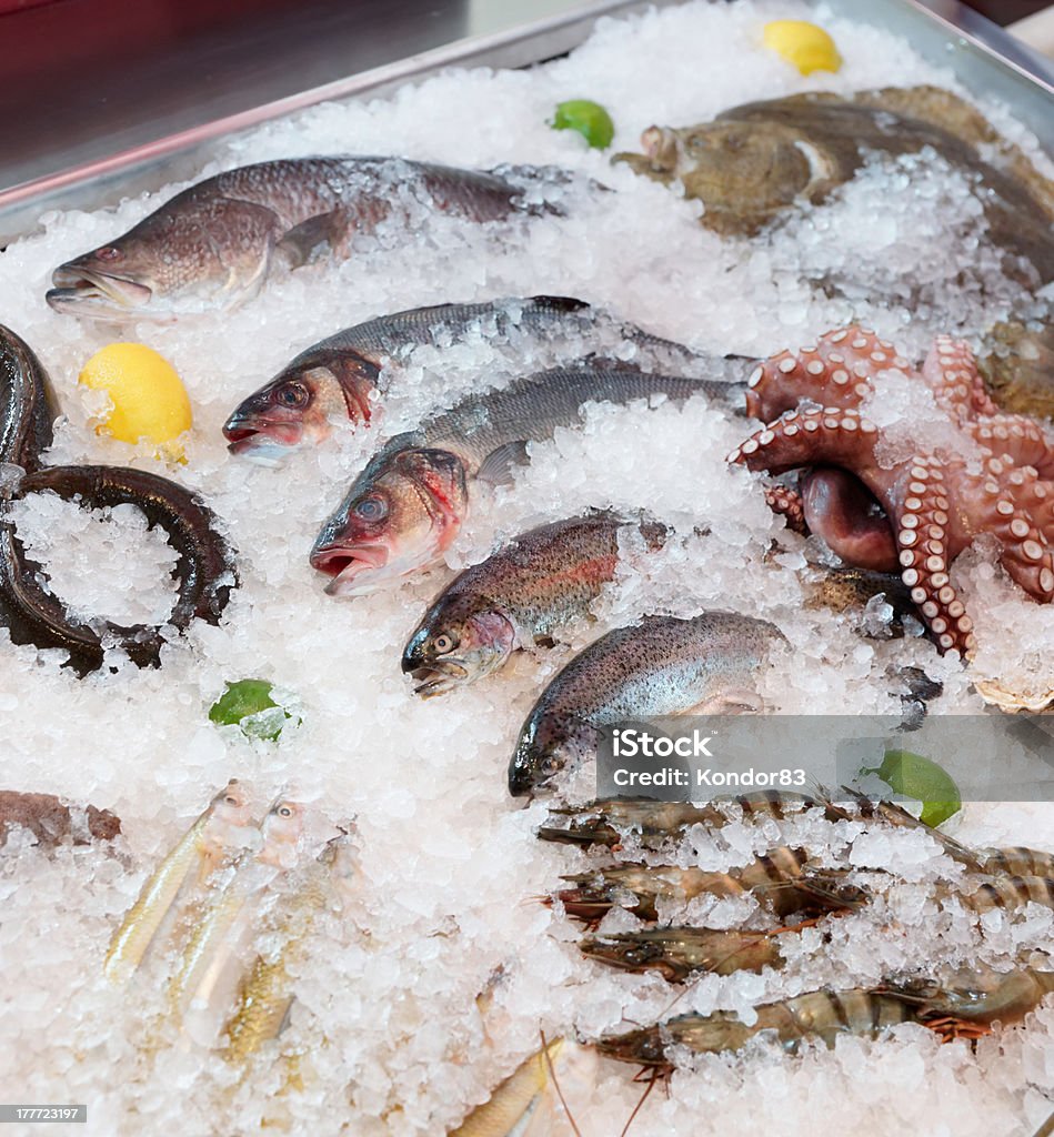 Pescados y mariscos en el puesto de mercado - Foto de stock de Alimento libre de derechos