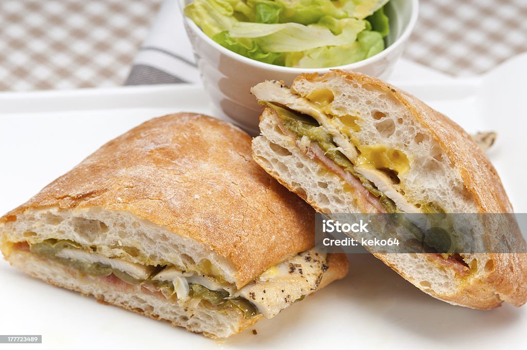 Italienische ciabatta panini-sandwich mit Hühnerfleisch - Lizenzfrei Abnehmen Stock-Foto