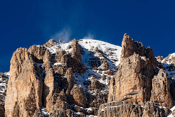 stilfser pordoi peak in der nähe von ski-resort von canazei, dolomiten alpen - dolomites ski lift winter ski track stock-fotos und bilder