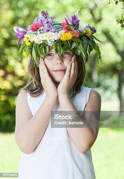 Chica Con Una Corona Foto de stock y más banco de imágenes de Alegre - Alegre, Alegría, Arreglo floral