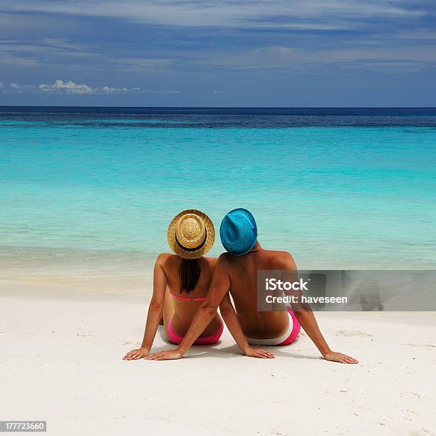 커플입니다 해변의 2명에 대한 스톡 사진 및 기타 이미지 - 2명, 고요한 장면, 관광