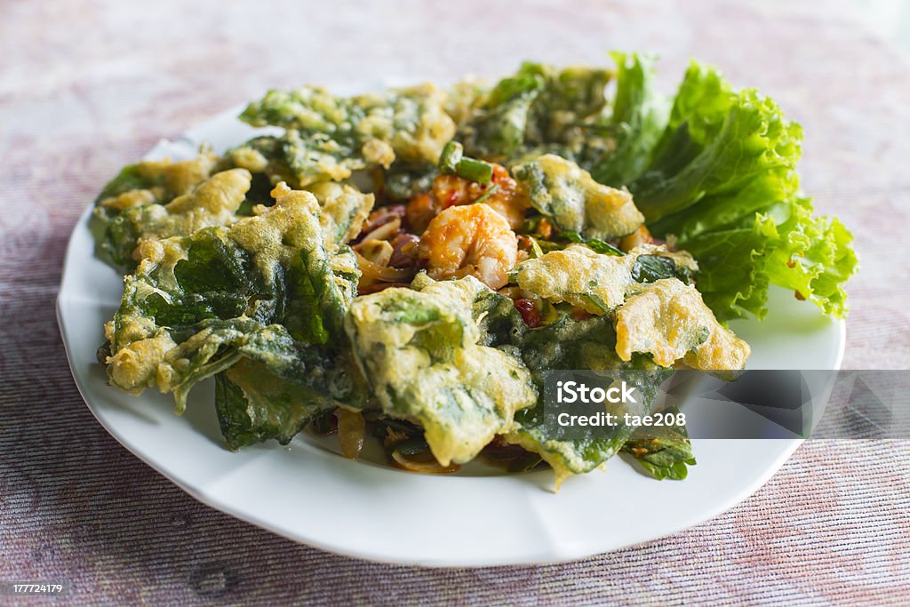 Deep fried ivy gourd una ensalada con pescados y mariscos de - Foto de stock de Adulación libre de derechos