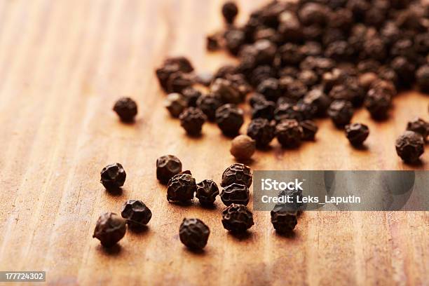 Black Peppercorns - zdjęcia stockowe i więcej obrazów Bez ludzi - Bez ludzi, Bliskie zbliżenie, Brązowy