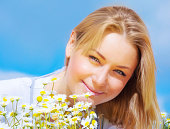 junge-dame-auf-daisy-field.jpg?b=1&s=170x170&k=20&c=Yvu5s8a__4R58dfatJMy72qvAULvY2HMsiM3pHLYmfg=