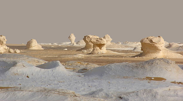 farafra in ägypten - white desert stock-fotos und bilder