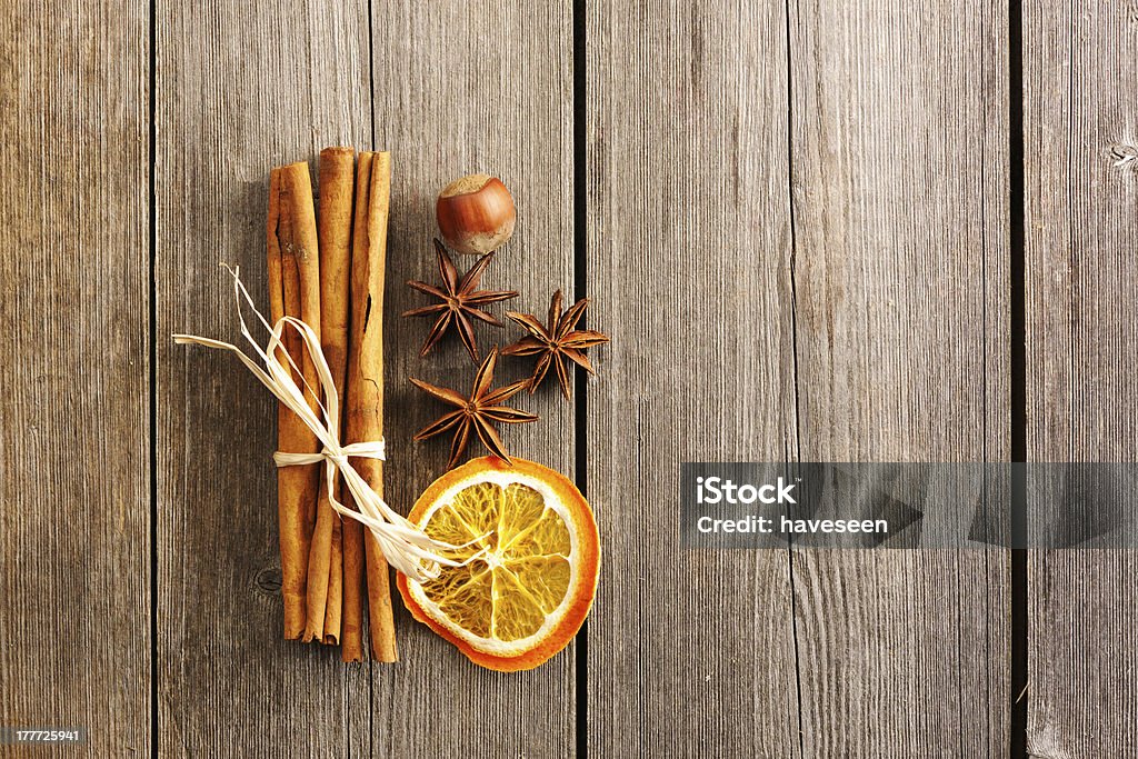 Stecche di cannella sul tavolo di legno - Foto stock royalty-free di Anice