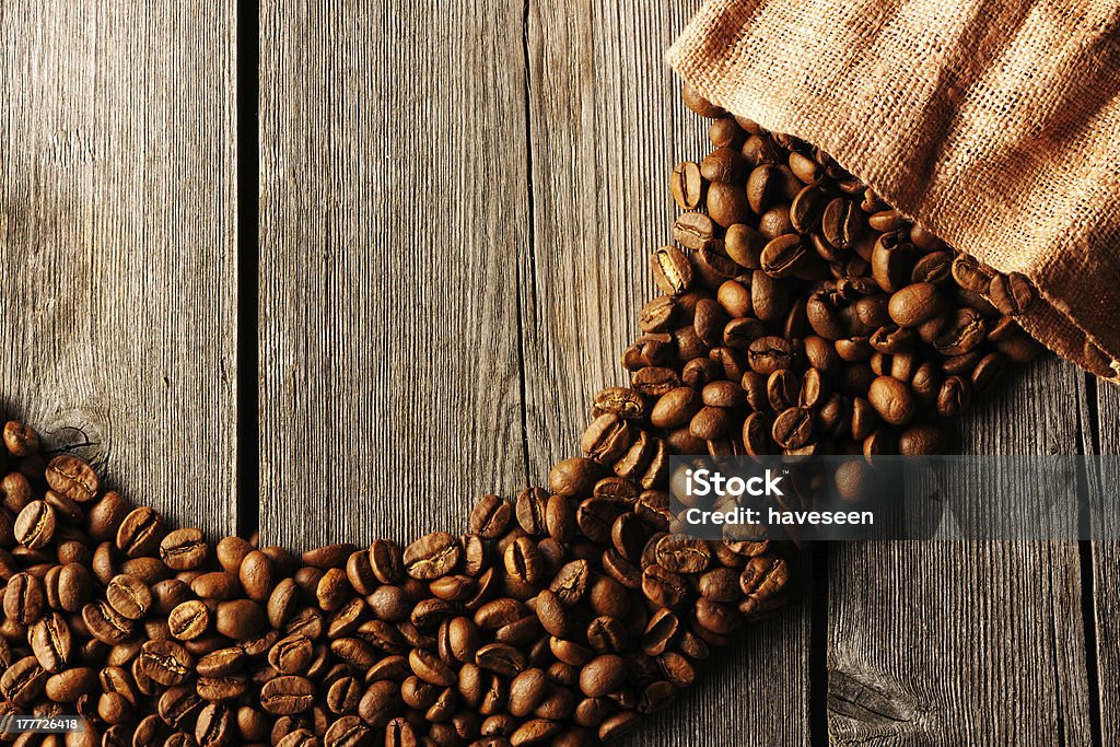 Sfondo di chicchi di caffè e borsa - Foto stock royalty-free di Bibita