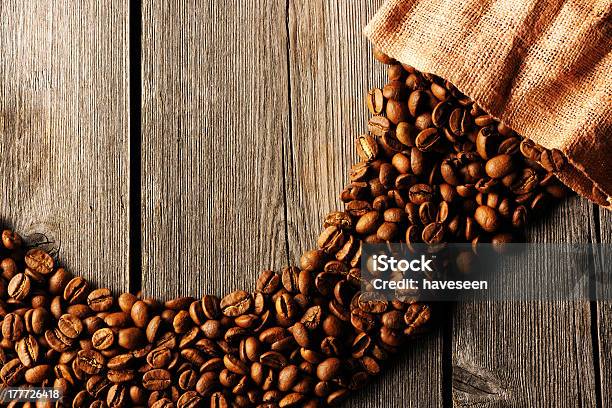 Coffee Beans И Сумка Фоне — стоковые фотографии и другие картинки Без людей - Без людей, Горизонтальный, Дерево - материал