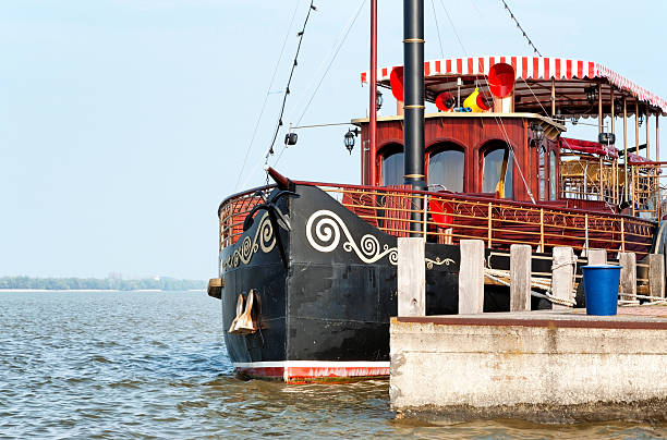 旧船でハーバー「バラトン湖 - moored passenger ship rope lake ストックフォトと画像