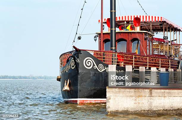 Antigo Navio No Porto No Lago Balaton - Fotografias de stock e mais imagens de Antigo - Antigo, Ao Ar Livre, Arquitetura