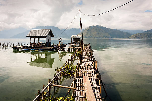 озеро тоба - lake tufa sumatra house стоковые фото и изображения