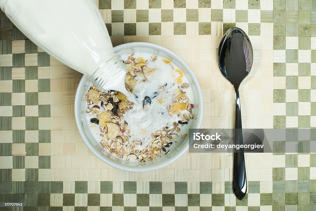 Muesli desayuno en package.Bottle leche y la cuchara - Foto de stock de Alimento libre de derechos