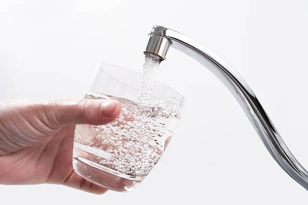 は、水のガラスにタップ - water faucet running water glass ストックフォトと画像