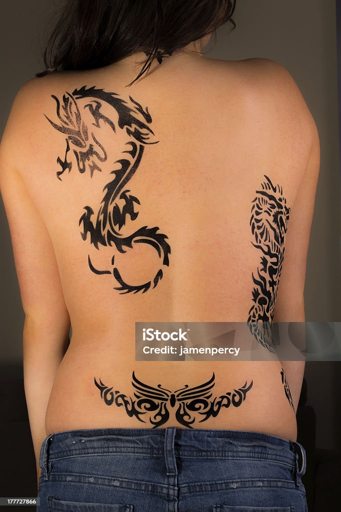 Fille avec le tatouage de dragon - Photo de Tatouage libre de droits