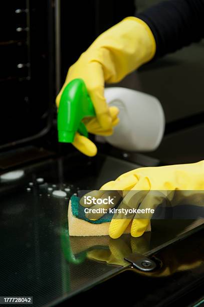 Foto de Forno Com Spray De Limpeza e mais fotos de stock de Afazeres Domésticos - Afazeres Domésticos, Atividade, Aço