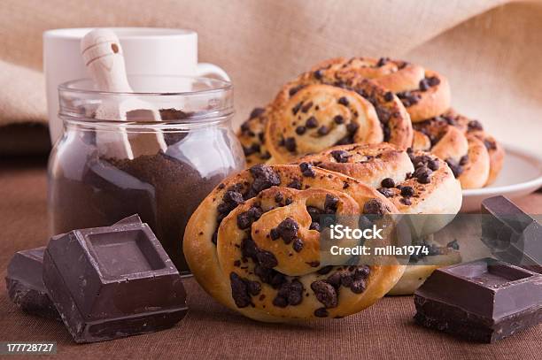 Galleta Brioche Buns Pedacitos De Chocolate Foto de stock y más banco de imágenes de Alimento - Alimento, Barra de chocolate, Bebida