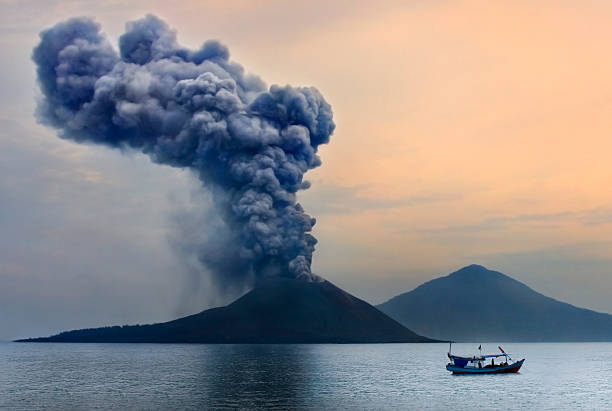 火山の噴火によって形作られています。 - erupting ストックフォトと画像