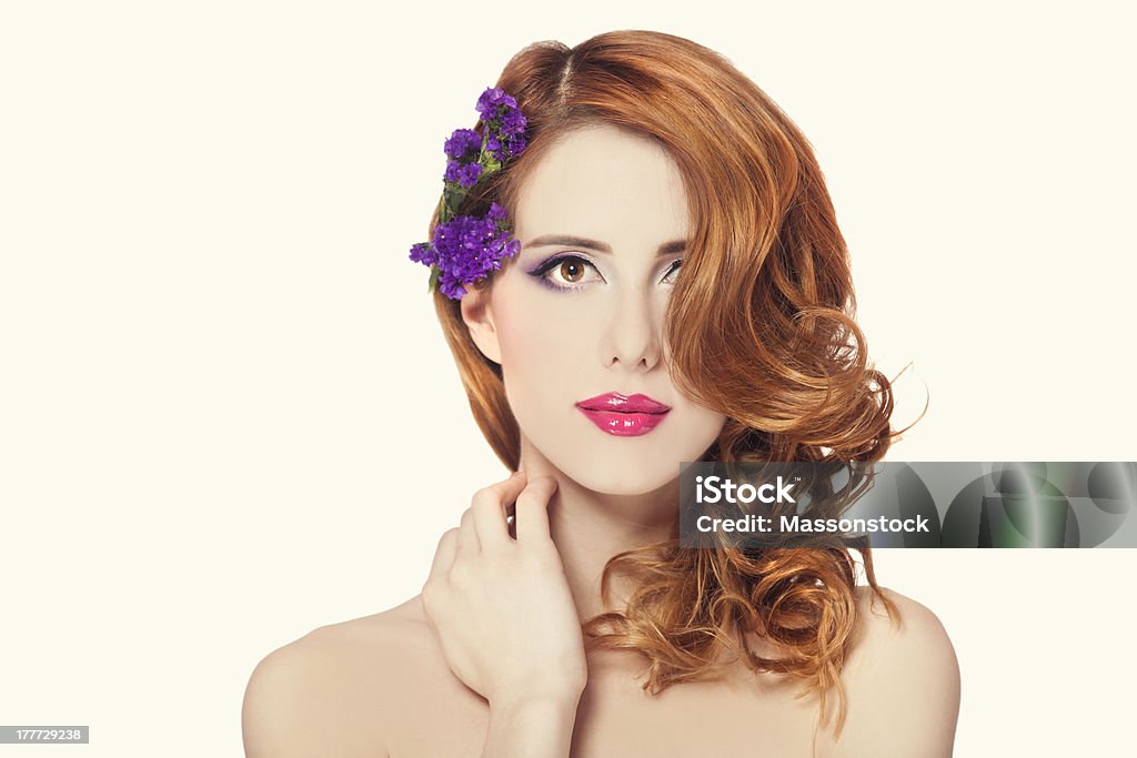 Rotes Haar Mädchen mit Blume, isoliert. - Lizenzfrei Attraktive Frau Stock-Foto