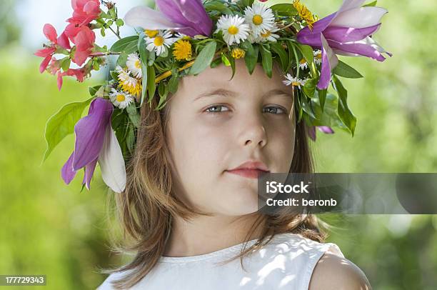 Menina Com Uma Coroa De Flores - Fotografias de stock e mais imagens de Alegria - Alegria, Arranjo de flores, Beleza