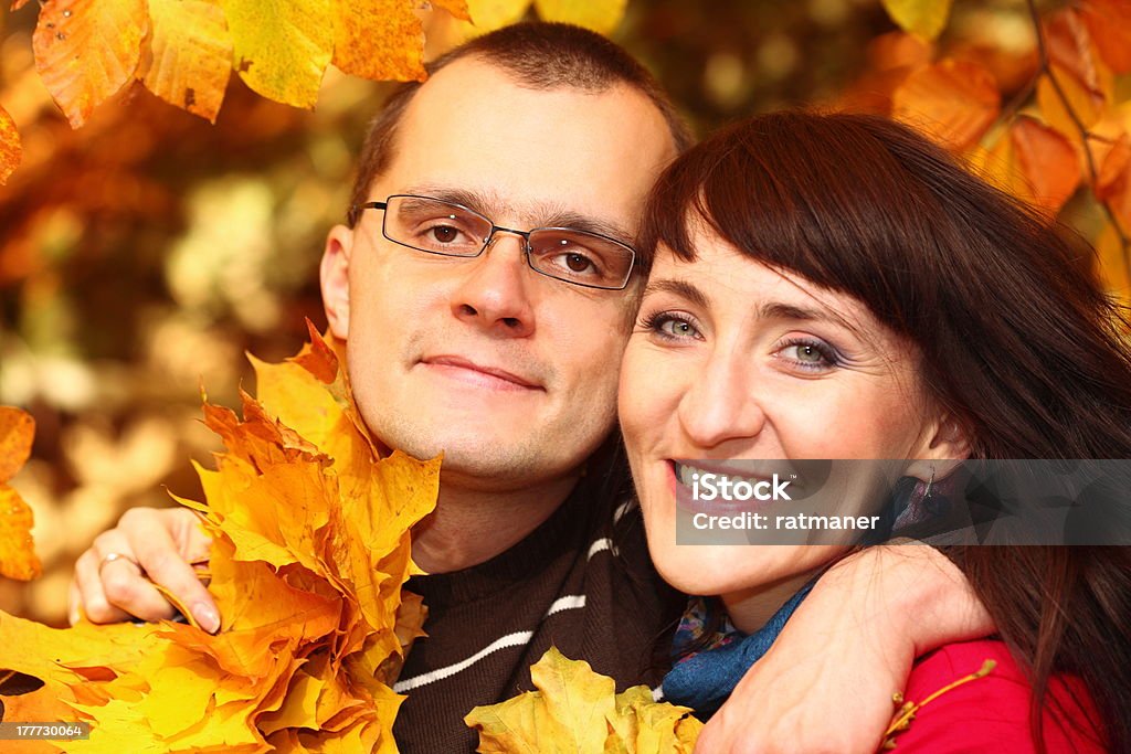 Mann und Frau mit Herbst Blätter in die Hände - Lizenzfrei Ahorn Stock-Foto