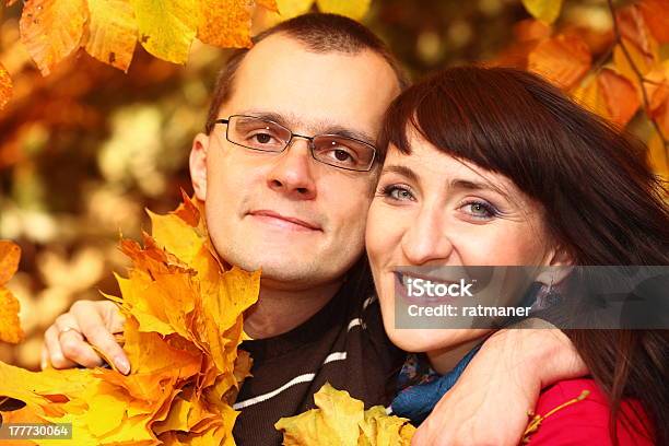 Mann Und Frau Mit Herbst Blätter In Die Hände Stockfoto und mehr Bilder von Ahorn - Ahorn, Braunes Haar, Erwachsene Person