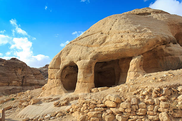 gruta de pedra casa no bab como siq, petra, jordânia - petra ancient civilization jordan cave - fotografias e filmes do acervo